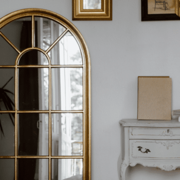 Comment décorer un miroir sans cadre ?