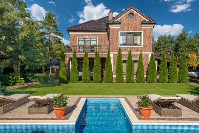 piscine dans un jardin